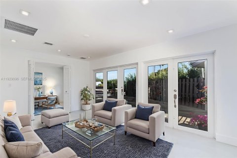 House in Miami, Florida 4 bedrooms, 197.97 sq.m. № 1989570 - photo 9