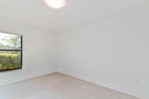 House in Miami, Florida 4 bedrooms, 197.97 sq.m. № 1989570 - photo 13