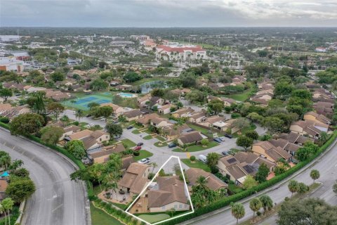 House in Miami, Florida 4 bedrooms, 197.97 sq.m. № 1989570 - photo 24