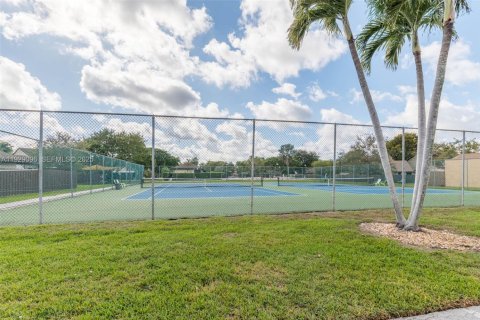 House in Miami, Florida 4 bedrooms, 197.97 sq.m. № 1989570 - photo 18