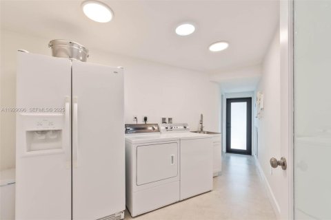 House in Miami, Florida 4 bedrooms, 197.97 sq.m. № 1989570 - photo 14