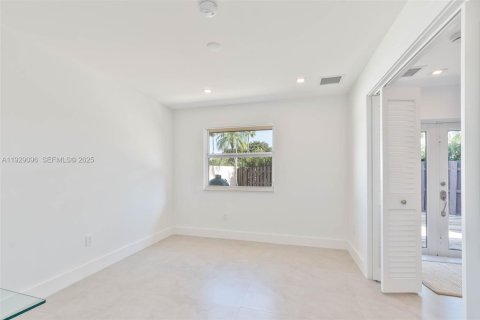 House in Miami, Florida 4 bedrooms, 197.97 sq.m. № 1989570 - photo 10