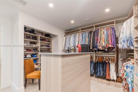 House in Miami, Florida 4 bedrooms, 197.97 sq.m. № 1989570 - photo 8