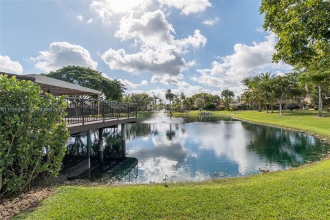 House in Miami, Florida 4 bedrooms, 197.97 sq.m. № 1989570 - photo 20