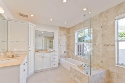 House in Miami, Florida 4 bedrooms, 197.97 sq.m. № 1989570 - photo 6