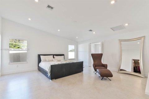 House in Miami, Florida 4 bedrooms, 197.97 sq.m. № 1989570 - photo 5