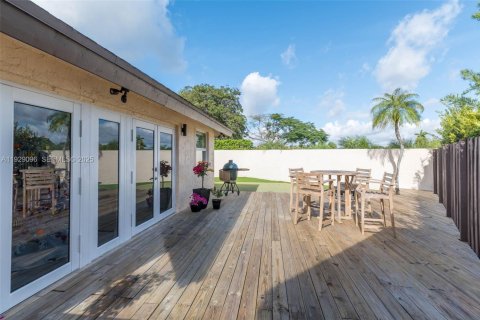 House in Miami, Florida 4 bedrooms, 197.97 sq.m. № 1989570 - photo 15