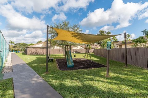 House in Miami, Florida 4 bedrooms, 197.97 sq.m. № 1989570 - photo 19