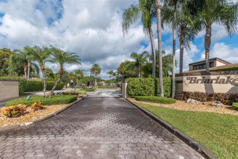 House in Miami, Florida 4 bedrooms, 197.97 sq.m. № 1989570 - photo 17