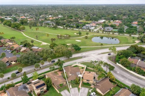 House in Miami, Florida 4 bedrooms, 197.97 sq.m. № 1989570 - photo 23