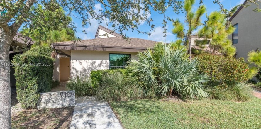 House in Miami, Florida 4 bedrooms, 197.97 sq.m. № 1989570