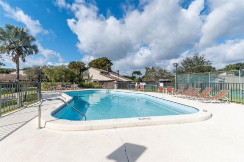 House in Miami, Florida 4 bedrooms, 197.97 sq.m. № 1989570 - photo 21