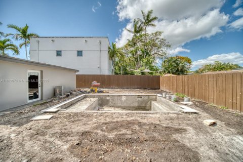 Commercial property in Kendall, Florida № 2021335 - photo 14