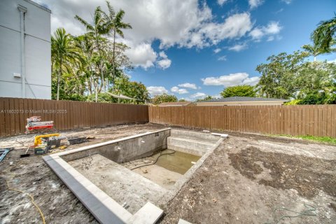 Commercial property in Kendall, Florida № 2021335 - photo 15