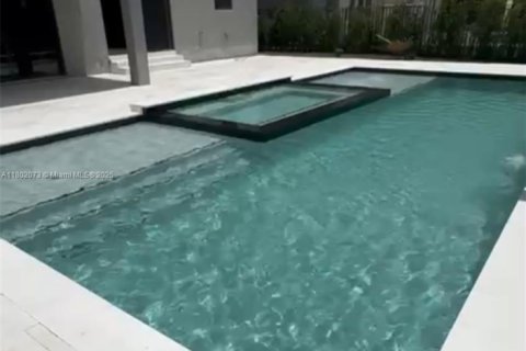 Commercial property in Kendall, Florida № 2021335 - photo 3