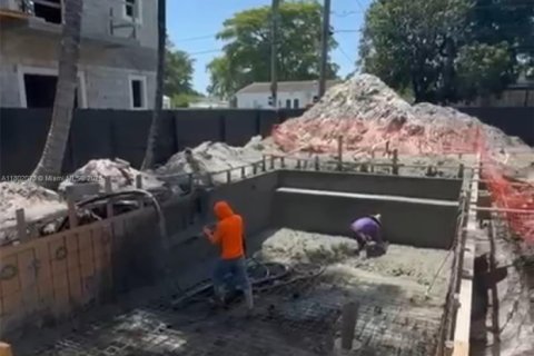 Commercial property in Kendall, Florida № 2021335 - photo 16