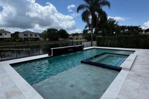 Commercial property in Kendall, Florida № 2021335 - photo 2