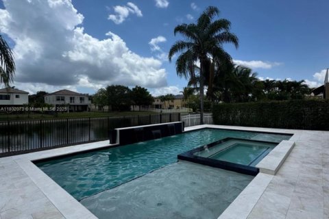 Commercial property in Kendall, Florida № 2021335 - photo 4