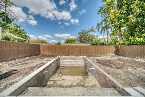 Commercial property in Kendall, Florida № 2021335 - photo 12