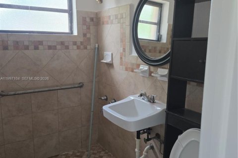 House in Miami, Florida 4 bedrooms, 158.68 sq.m. № 2063109 - photo 11