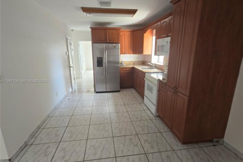 House in Miami, Florida 4 bedrooms, 158.68 sq.m. № 2063109 - photo 4