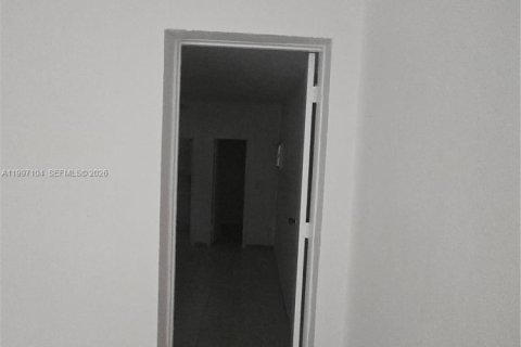 House in Miami, Florida 4 bedrooms, 158.68 sq.m. № 2063109 - photo 12