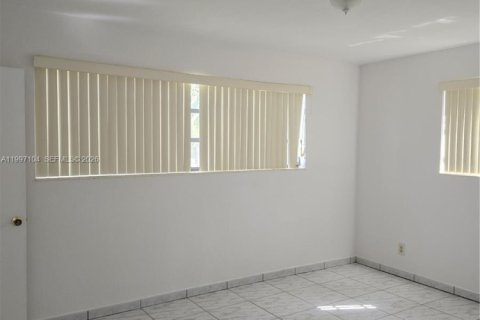 House in Miami, Florida 4 bedrooms, 158.68 sq.m. № 2063109 - photo 8