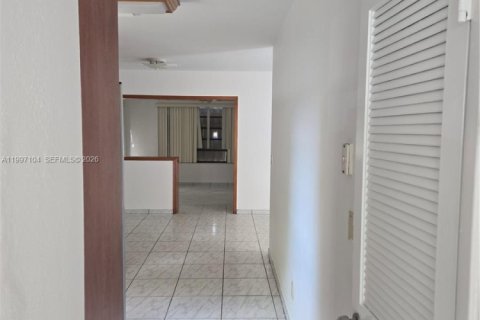 House in Miami, Florida 4 bedrooms, 158.68 sq.m. № 2063109 - photo 5