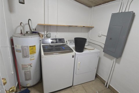 House in Miami, Florida 4 bedrooms, 158.68 sq.m. № 2063109 - photo 15