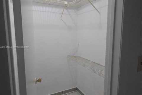 House in Miami, Florida 4 bedrooms, 158.68 sq.m. № 2063109 - photo 14