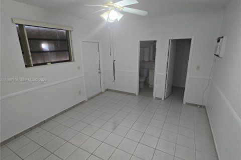 House in Miami, Florida 4 bedrooms, 158.68 sq.m. № 2063109 - photo 13