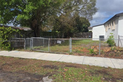 House in Miami, Florida 4 bedrooms, 158.68 sq.m. № 2063109 - photo 3