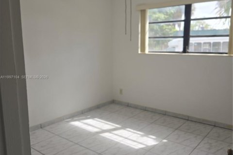 House in Miami, Florida 4 bedrooms, 158.68 sq.m. № 2063109 - photo 10