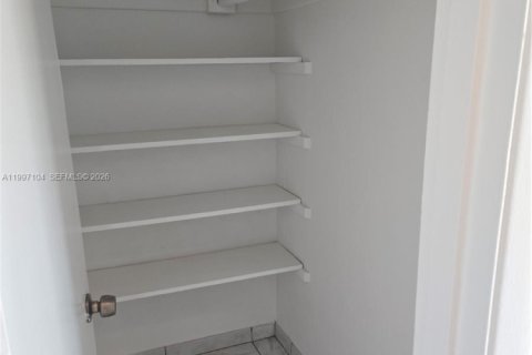 House in Miami, Florida 4 bedrooms, 158.68 sq.m. № 2063109 - photo 6