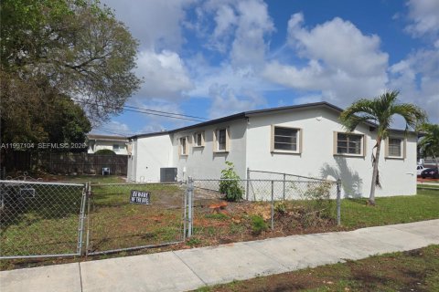House in Miami, Florida 4 bedrooms, 158.68 sq.m. № 2063109 - photo 2
