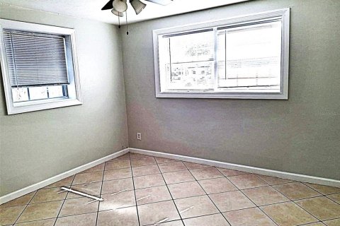 House in Pinellas Park, Florida 3 bedrooms, 99.03 sq.m. № 2411547 - photo 13