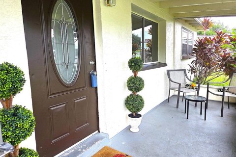 House in Pinellas Park, Florida 3 bedrooms, 99.03 sq.m. № 2411547 - photo 2