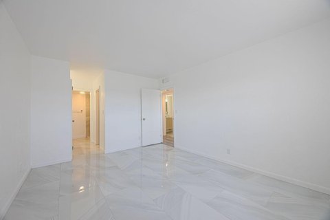 Condo in Deerfield Beach, Florida, 2 bedrooms № 2261499 - photo 13