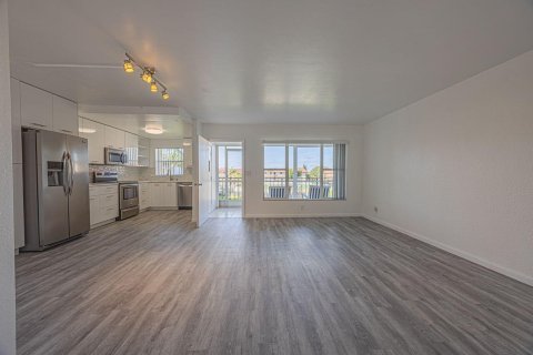 Condo in Deerfield Beach, Florida, 2 bedrooms № 2261499 - photo 21
