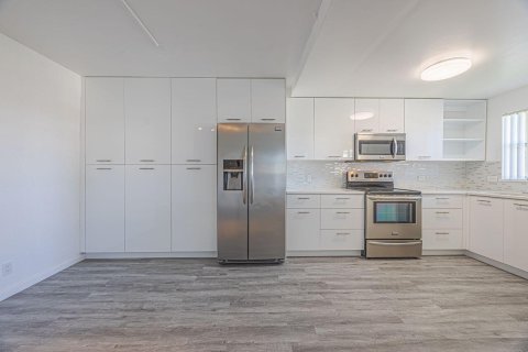Condo in Deerfield Beach, Florida, 2 bedrooms № 2261499 - photo 6