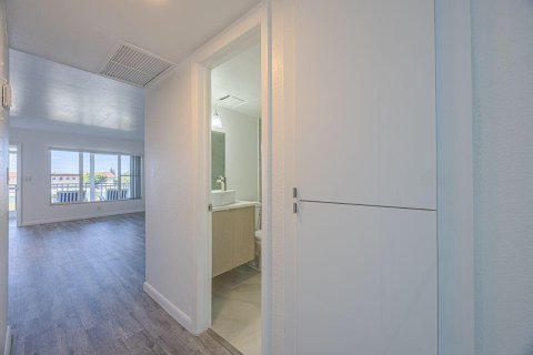 Condo in Deerfield Beach, Florida, 2 bedrooms № 2261499 - photo 7