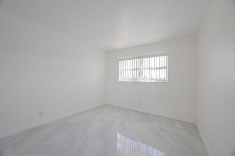 Condo in Deerfield Beach, Florida, 2 bedrooms № 2261499 - photo 12