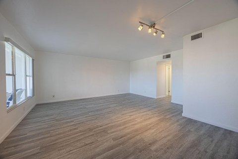 Condo in Deerfield Beach, Florida, 2 bedrooms № 2261499 - photo 8
