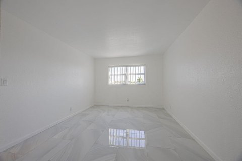 Condo in Deerfield Beach, Florida, 2 bedrooms № 2261499 - photo 11