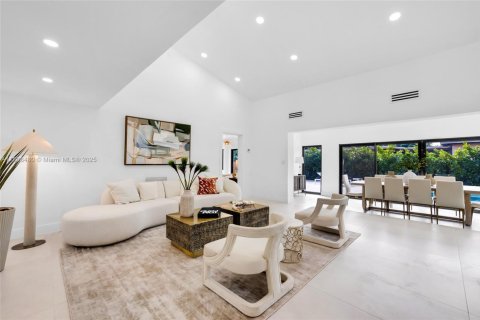 House in Miami Shores, Florida 5 bedrooms, 347.36 sq.m. № 1739588 - photo 11
