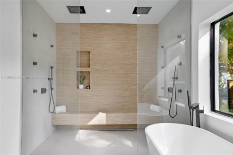 House in Miami Shores, Florida 5 bedrooms, 347.36 sq.m. № 1739588 - photo 25
