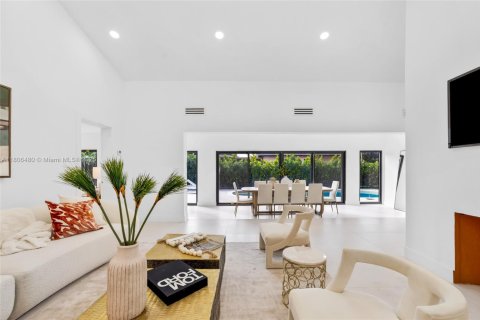 House in Miami Shores, Florida 5 bedrooms, 347.36 sq.m. № 1739588 - photo 12