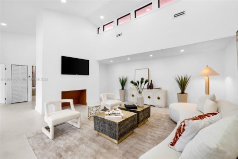 House in Miami Shores, Florida 5 bedrooms, 347.36 sq.m. № 1739588 - photo 9