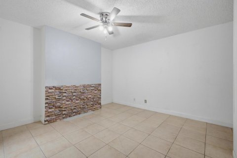 Townhouse in Palm Springs, Florida 3 bedrooms, 159.98 sq.m. № 2191125 - photo 19