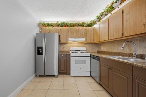 Townhouse in Palm Springs, Florida 3 bedrooms, 159.98 sq.m. № 2191125 - photo 17